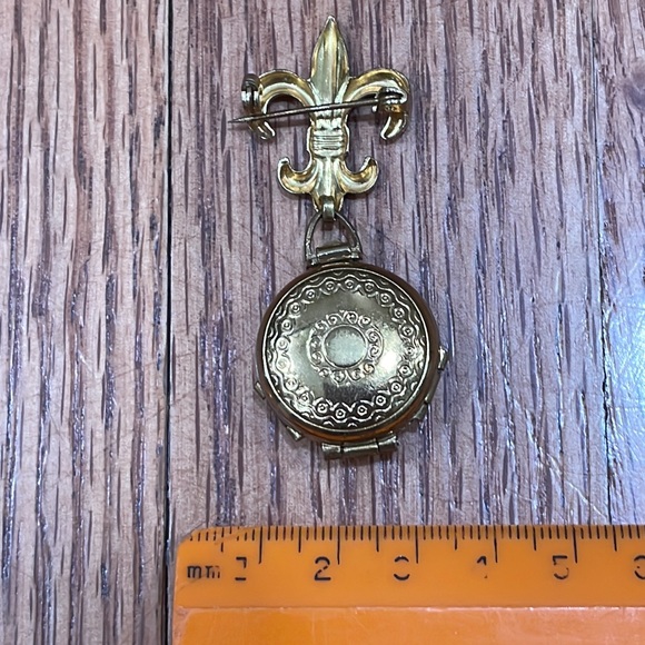 Vintage fleur de lis locket pin - Picture 2 of 3